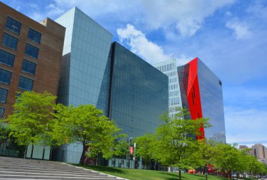 MONTREAL QUEBEC CANADA - 05 26 2020: Ilot Balmoral her biri 13 katlı iki mimari yapı etrafında döner, tam yükseklikte bir atrium oluşturan eğimli bir fay hattı ile ayrılır