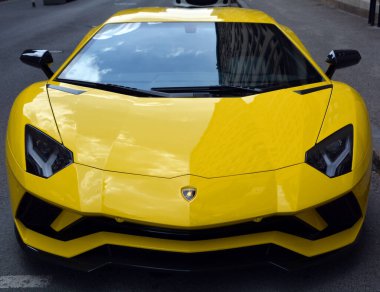 Montreal, Kanada 'da lüks sarı bir araba.