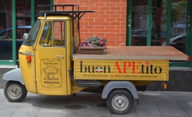 MONTREAL QUEBEC CANADA - 06 02 2020: Restoran teslimatı için Piaggio Ape, Piaggio tarafından üretilen ve pazarlanan üç tekerlekli hafif ticari bir araçtır.