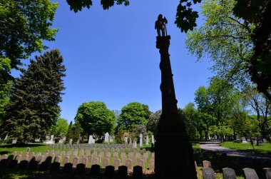 MONTREAL CANADA - 05: 25 2020 Notre-Dame-des-Neiges Mezarlığı 'ndaki bahar ağaçları. Kanada 'daki en büyük mezarlık ve Kuzey Amerika' daki en büyük üçüncü mezarlık.