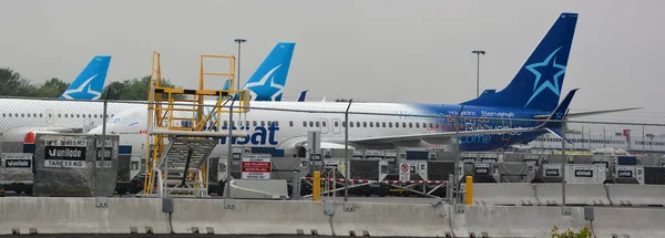 Montreal Quebec Canada 2020 Samoloty Air Transat Zaparkowane Pasie Startowym — Zdjęcie stockowe