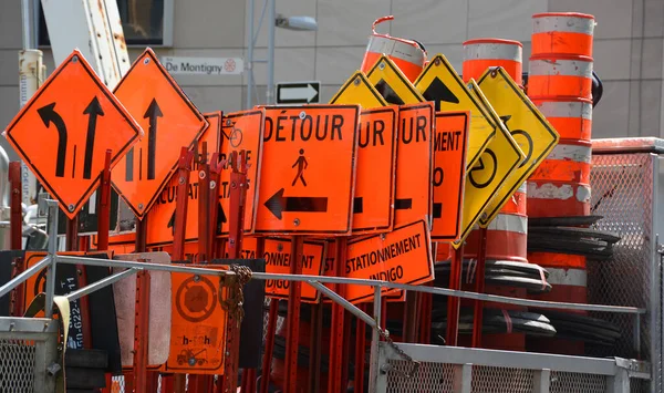 MONTREAL QUEBEC CANADA - 05 26 2020: Büyük Montreal inşaat alanlarının sokak işareti Salgın Salgın Salgın Salgını Covid-19 'un kapatılmasından sonra tekrar açıldı