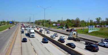 MONTREAL QUEBEC CANADA - 05: 26 2020: 40. Montreal otobanında ters dönmüş bir kamyon kazası sonucu trafik ve acil durum aracı