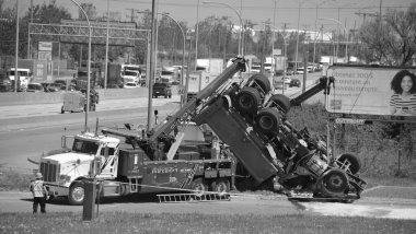 MONTREAL QUEBEC CANADA - 05 26 2020: 40 Montreal otobanında ters dönmüş bir kamyon kazası
