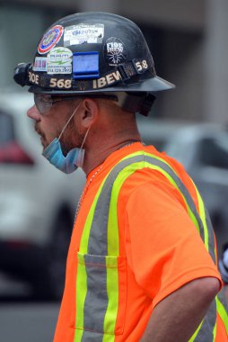 MONTREAL QUEBEC CANADA - 04 16 2020: Salgın Salgın Salgın Salgını 'nın durdurulmasından sonra büyük Montreal inşaat işçisi