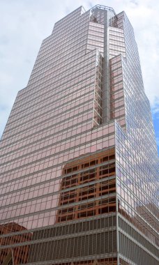 MONTREAL CANADA - 05: 26 2020: KPMG kulesi veya Place de la Cathedrale, 1987 yılında Montreal 'de tamamlanmış 34 katlı bir gökdelen.