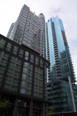 MONTREAL QUEBEC CANADA - 05 26 2020: Crystal ve Icone gökdelen kompleksi otel süiti ve lüks apartmanlara katılan komplekslerdir 