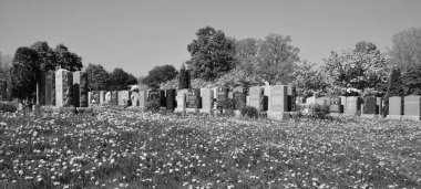MONTREAL QUEBEC CANADA - 04 16 2020: Notre Dame des Neiges Mezarlığı, Cote-des-Neiges-Notre-Dame-de-Grace ilçesinde yer alan bir kırsal mezarlıktır. 