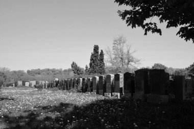 MONTREAL QUEBEC CANADA - 04 16 2020: Notre Dame des Neiges Mezarlığı, Cote-des-Neiges-Notre-Dame-de-Grace ilçesinde yer alan bir kırsal mezarlıktır. 