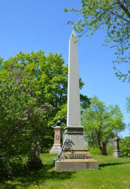 MONTREAL QUEBEC CANADA - 04 16 2020: Notre Dame des Neiges Mezarlığı, Cote-des-Neiges-Notre-Dame-de-Grace ilçesinde yer alan bir kırsal mezarlıktır.  