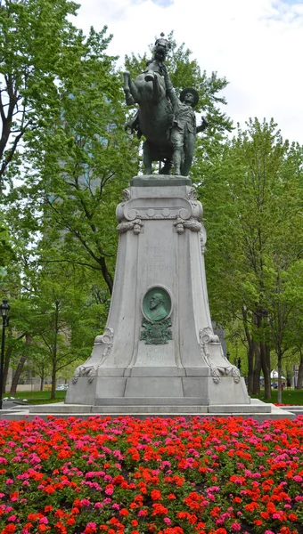 モントリオール ボーア戦争記念碑の一部としてジョージ ヒルによる馬術像はサンリバーの建物の前にモントリオールのダウンタウンのドーチェスター広場に位置しています — ストック写真
