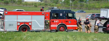 MONTREAL QUEBEC CANADA - 05: 26 2020: Montreal 40. Otoyol 'da ters dönmüş bir kamyon kazası geçiren itfaiyeci