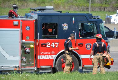MONTREAL QUEBEC CANADA - 05: 26 2020: Montreal 40. Otoyol 'da ters dönmüş bir kamyon kazası geçiren itfaiyeci