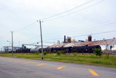 MONTREAL QUEBEC CANADA - 05 26 2020: Suncor Energy 'nin arıtma ve pazarlama faaliyetleri büyük Kanada kaynak tabanımız ile büyüyen Kuzey Amerika enerji pazarı arasında hayati bir bağlantı oluşturmaktadır. 