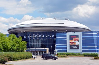 LAVAL QUEBEC CANADA - 06 23 2020: UFO şekilli Laval binası. 18 ekran tiyatro Langley, BC ve Woodbridge 'deki uzay temalı Colossus konumlarının daha renkli bir varyasyonudur.