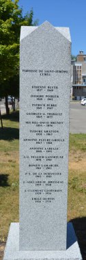 SAINT JEROME QUEBEC CANADA - 06 17 2020: St. Jerome Katedrali rahipleri anıtı. Quebec, Kanada 'da Saint-Jerome Katolik Piskoposluğu' nun ana kilisesidir..