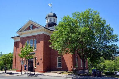 SAINT JEROME QUEBEC CANADA - 06 17 2020: Eski belediye binası artık bir polis karakolu. Kasaba, Laurentian Dağları 'na ve tatil beldelerine açılan bir kapıdır..