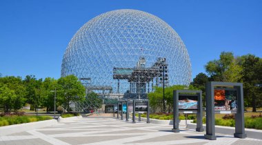 MONTREAL, CANADA - 06: 20 2020: Biyosfer Montreal 'de çevreye adanmış bir müzedir. 1967 Dünya Fuarı için ABD 'nin eski pavyonunda bulunan Parc Jean-Drapeau, Expo 67.