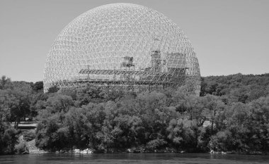 MONTREAL, CANADA - 06: 20 2020: Biyosfer Montreal 'de çevreye adanmış bir müzedir. 1967 Dünya Fuarı için ABD 'nin eski pavyonunda bulunan Parc Jean-Drapeau, Expo 67. 