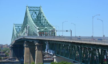 MONTREAL CANADA - 06 17 2020: Jacques Cartier Köprüsü Montreal, Quebec, Kanada 'da Saint Lawrence Nehri' nden Longueuil 'e geçen çelik kiriş kantilever köprüdür.