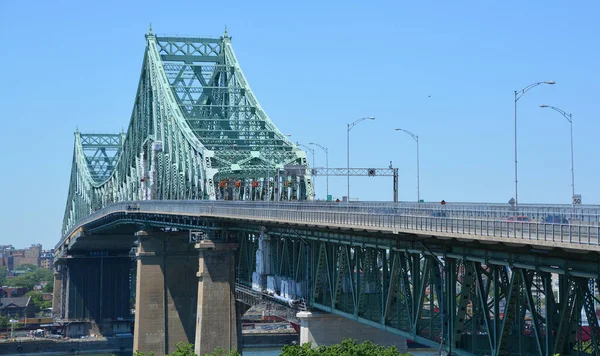 MONTREAL CANADA - 06 17 2020: Jacques Cartier Köprüsü Montreal, Quebec, Kanada 'da Saint Lawrence Nehri' nden Longueuil 'e geçen çelik kiriş kantilever köprüdür.
