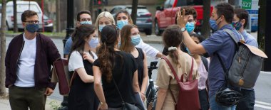 MONTREAL QUEBEC CANADA - 07: 12 2020: Montreal şehir merkezindeki yeni moda maskesi covid-19 salgınını önlemek için gut hastalığının yeniden açılmasından sonra sosyal bozukluk kuralı