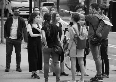 MONTREAL QUEBEC CANADA - 07: 12 2020: Montreal şehir merkezindeki yeni moda maskesi covid-19 salgınını önlemek için gut hastalığının yeniden açılmasından sonra sosyal bozukluk kuralı