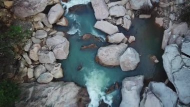 Tropik palmiye ormanlarındaki vahşi şelalenin üzerinde drone ile uçmak. Yeşil orman ve dağ nehri dere güzel manzara. Doğanın etrafında su çağlayan. Asya'da seyahat konsepti.