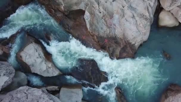 Flyger på drönaren ovanför det vilda vattenfallet i tropisk palmskog. Vackert landskap av grön djungel och ström av fjäll floden. Kaskad av vatten runt naturen. Resekoncept i Asien. — Stockvideo