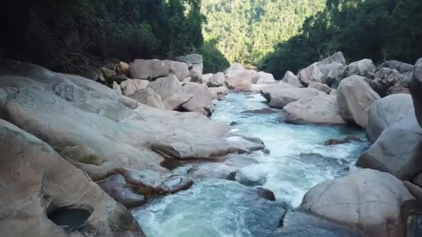 熱帯ヤシの森の野生の滝の上にドローンの上を飛ぶ。緑のジャングルと山の川の流れの美しい風景。自然の周りの水のカスケード。アジアの旅行コンセプト. — ストック動画