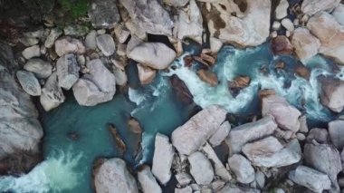 Tropik palmiye ormanlarındaki vahşi şelalenin üzerinde drone ile uçmak. Yeşil orman ve dağ nehri dere güzel manzara. Doğanın etrafında su çağlayan. Asya'da seyahat konsepti.