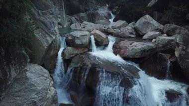 Tropik palmiye ormanlarındaki vahşi şelalenin üzerinde drone ile uçmak. Yeşil orman ve dağ nehri dere güzel manzara. Doğanın etrafında su çağlayan. Asya'da seyahat konsepti.