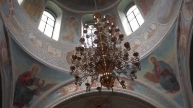 Kilisenin içinde, Ortodoks Katedrali iç, din kavramı. Ukraynalı din. Yavaş hareketli video, mum yangın çubukları.