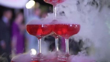 Düğün catering. Kutlama evlilik kavramı. Restoran ve bar alkol menüsü. Lüks bir içki. Ziyafet servisi açık. Piramit kurulum dekorunda kokteyller.