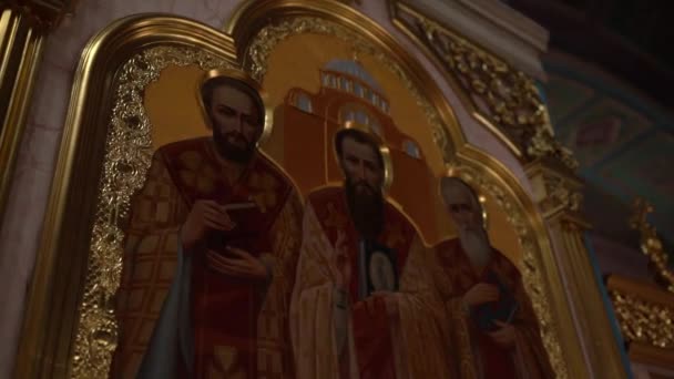 Binnen de kerk, orthodoxe kathedraal interieur, religie concept. Oekraïense religie. Heilige icoon close-up. Slow-motion video, kaars vuur stokken. — Stockvideo
