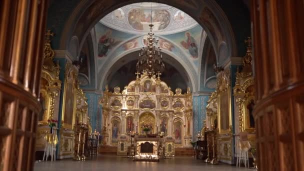 Binnen de kerk, orthodoxe kathedraal interieur, religie concept. Oekraïense religie. Slow-motion video, kaars vuur stokken. — Stockvideo