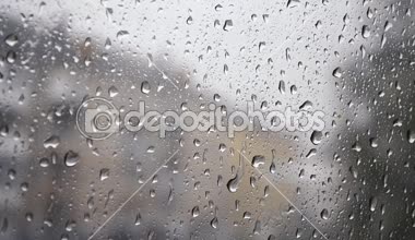 Yağmur damlaları camdan aşağı akıyor.