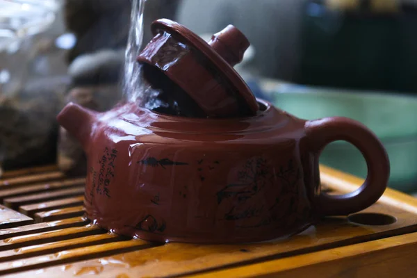 Çin geleneksel çay töreni için masada Çaydanlık