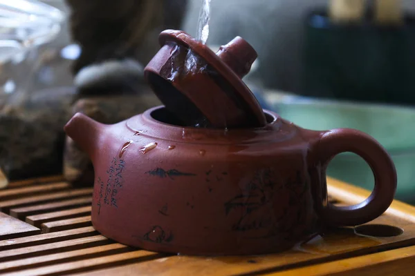 Çin geleneksel çay töreni için masada Çaydanlık