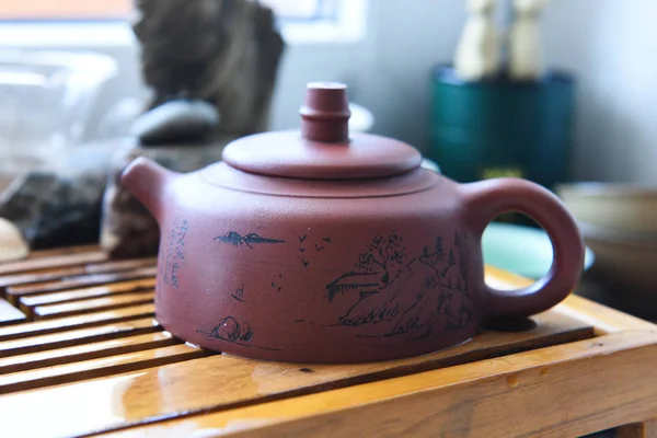 Çin geleneksel çay töreni için masada Çaydanlık