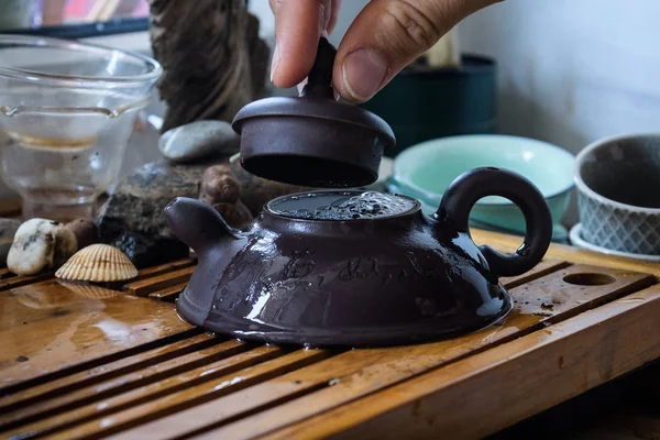 Çin geleneksel çay töreni için masada Çaydanlık