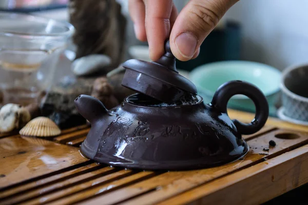 Çin geleneksel çay töreni için masada Çaydanlık
