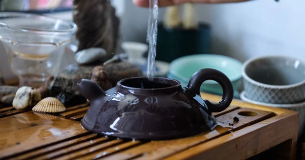 Çin geleneksel çay töreni için masada Çaydanlık