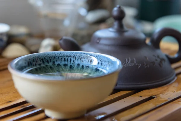 Çay kase ve çaydanlık Çin geleneksel çay töreni için masada