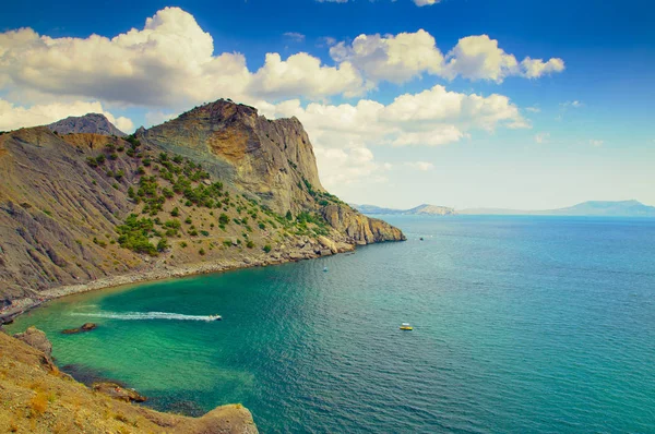 Deniz, okyanus ve kayalar. Tekneler ve turist