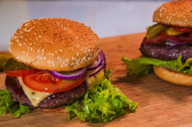 Hommemade taze lezzetli hamburger peynir ve domates ile