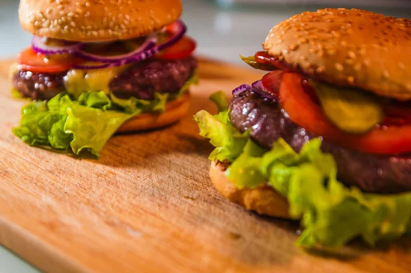 Hommemade taze lezzetli hamburger peynir ve domates ile