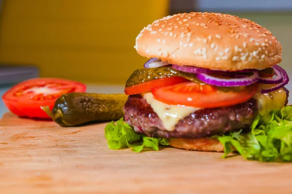 Hommemade taze lezzetli hamburger peynir ve domates ile