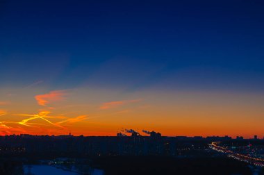 Arka plan ve şehir ışık gece yarısı akşam saat uçak yollar ile turuncu bulutlar gökyüzü