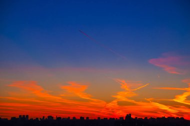 Arka plan ve şehir ışık gece yarısı akşam saat uçak yollar ile turuncu bulutlar gökyüzü